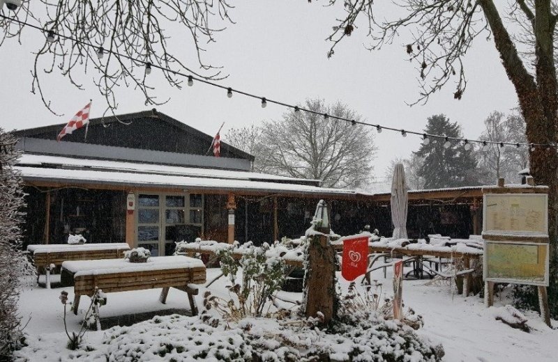 Winterkamperen bij de kleine abtshoeve in brabant met besneeuwd terras
